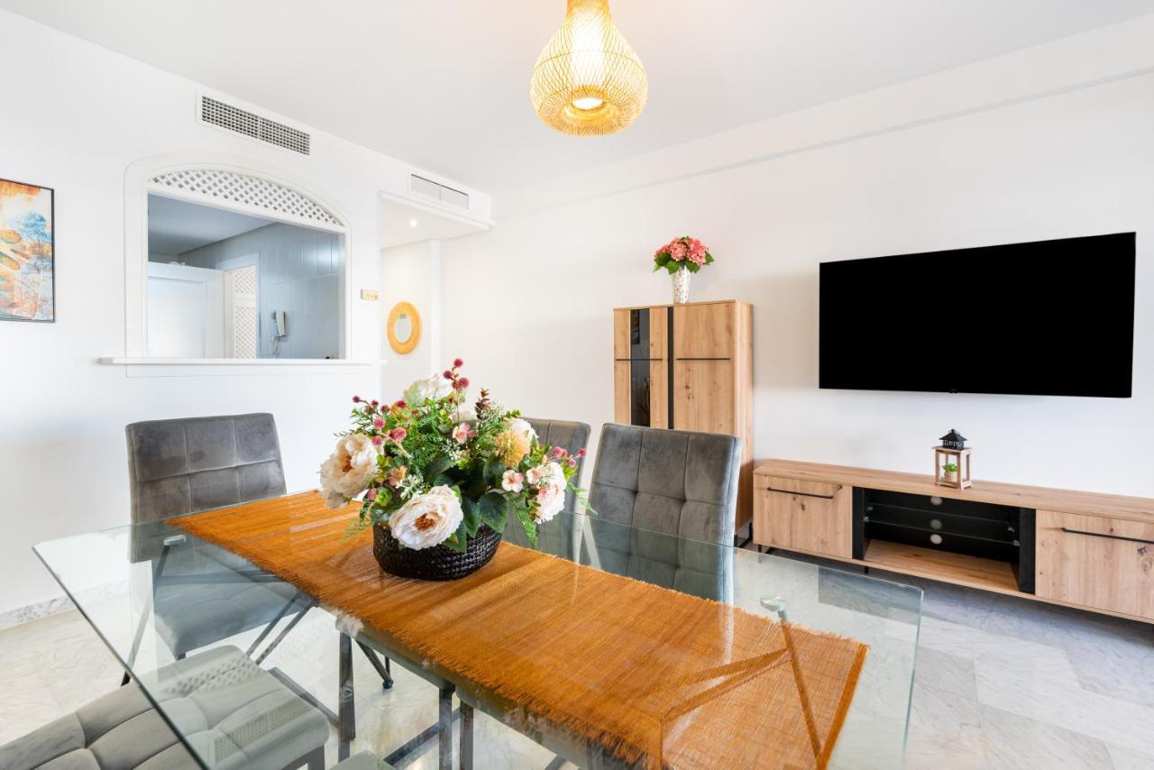 Wintowinrentals Apartamento De Lujo En Medio De Puerto Marina. بينالماذينا المظهر الخارجي الصورة