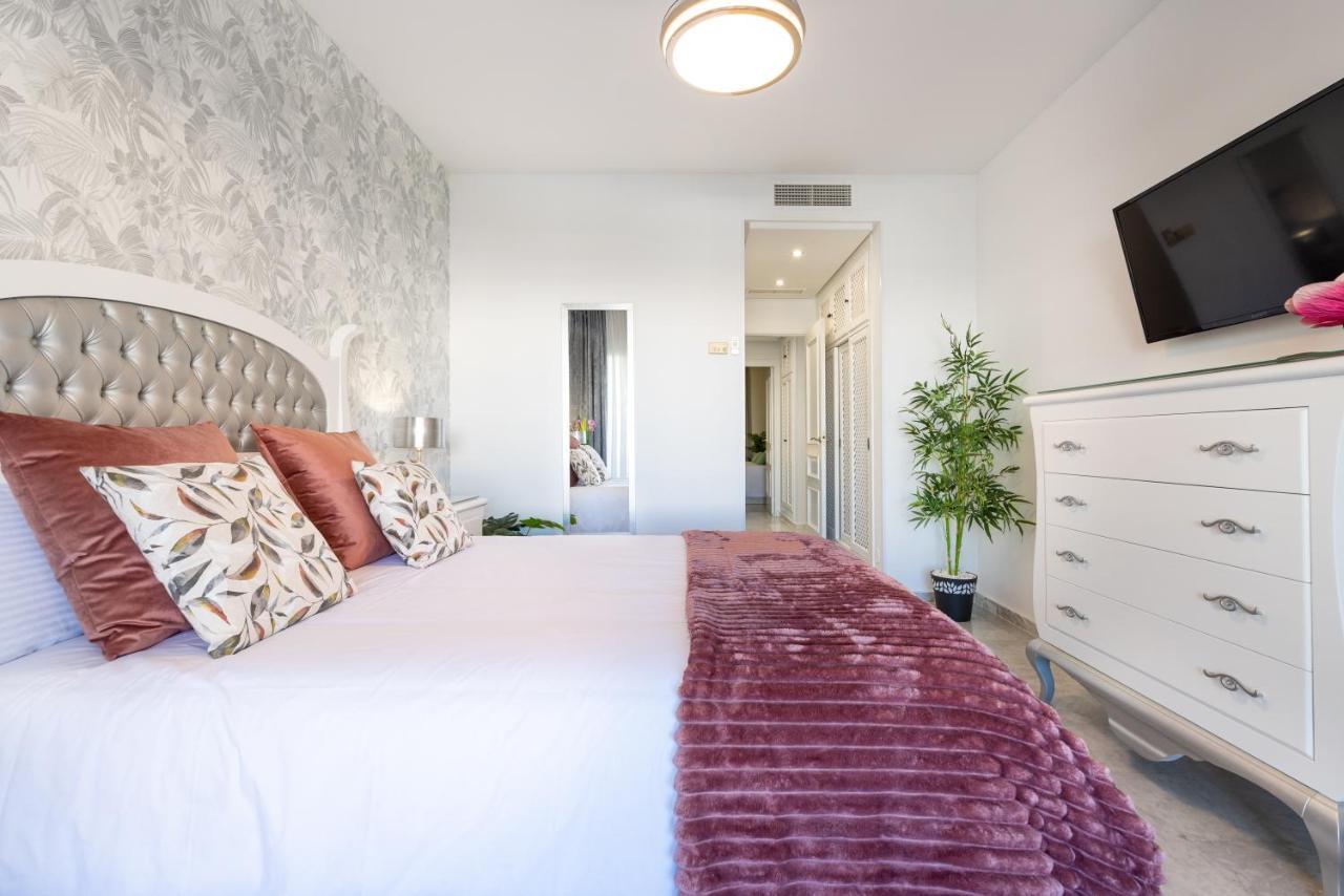 Wintowinrentals Apartamento De Lujo En Medio De Puerto Marina. بينالماذينا المظهر الخارجي الصورة